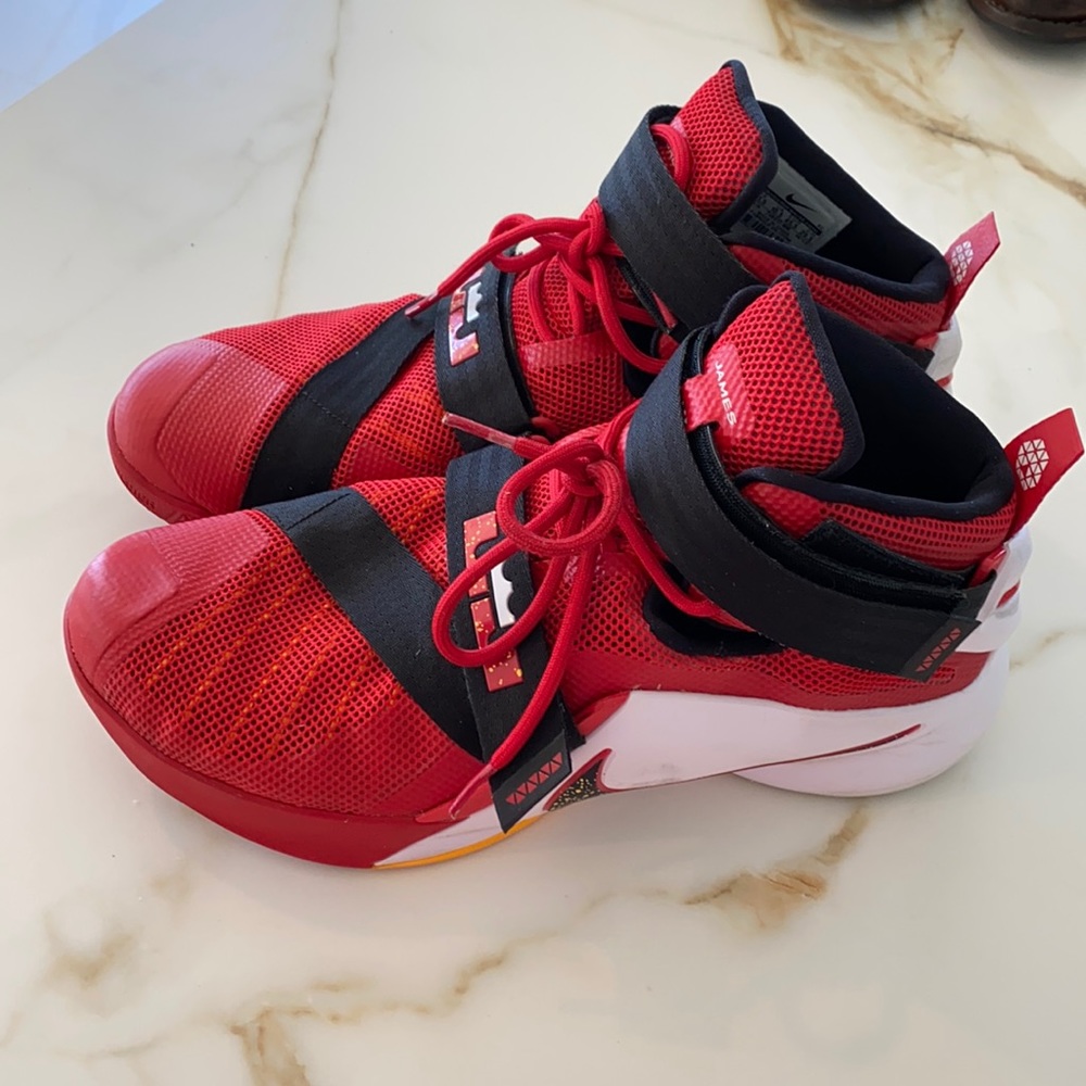 Nike LEBRON JAMES sneakers 11.5